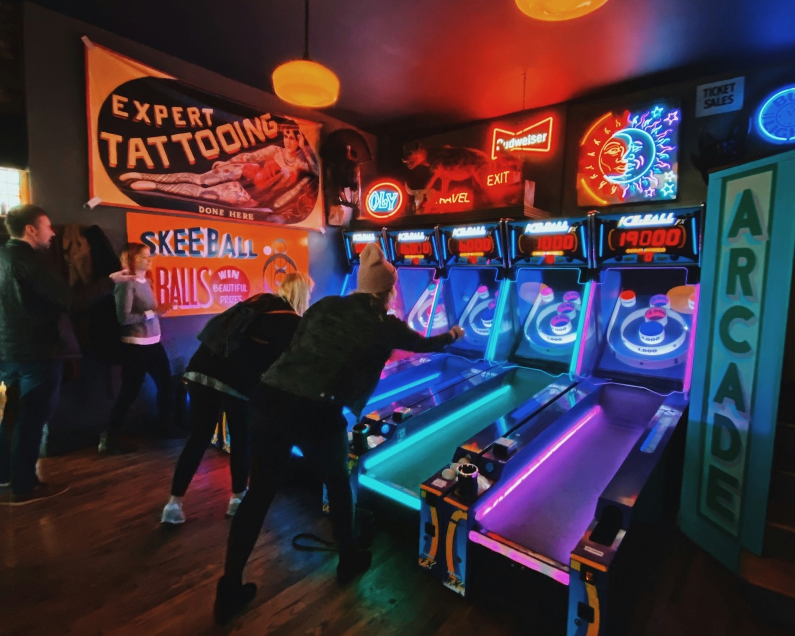 Gäste in einer Indoor-Entertainmentfläche mit Arcade-Angeboten